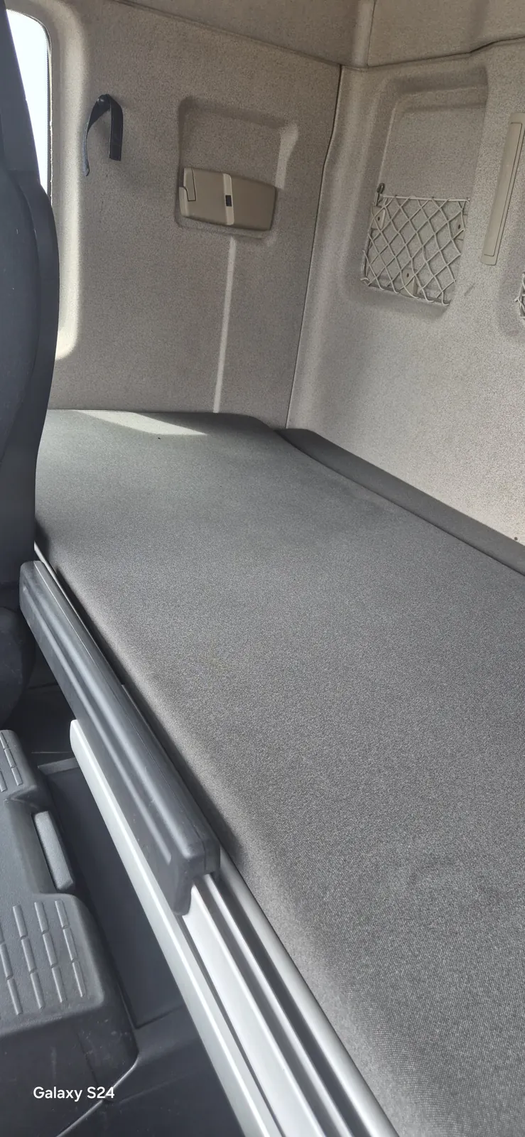 Couchette d'une cabine de camion MAN après nettoyage, matelas et parois dégagés