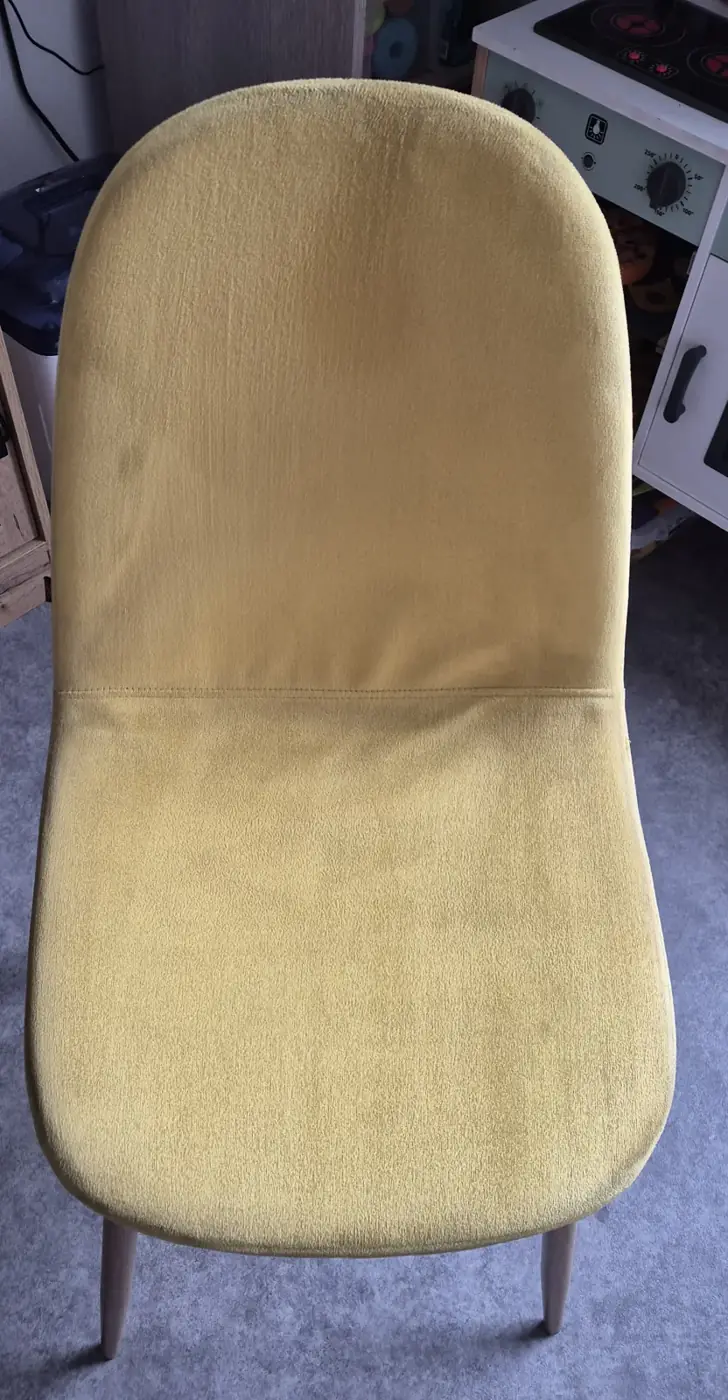 La même chaise en tissu jaune après nettoyage par Valeclean, sans tache visible