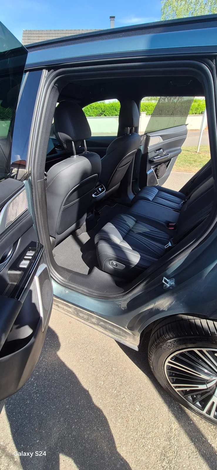Banquette arrière en cuir d’un XPeng G9 après nettoyage intérieur par Valeclean