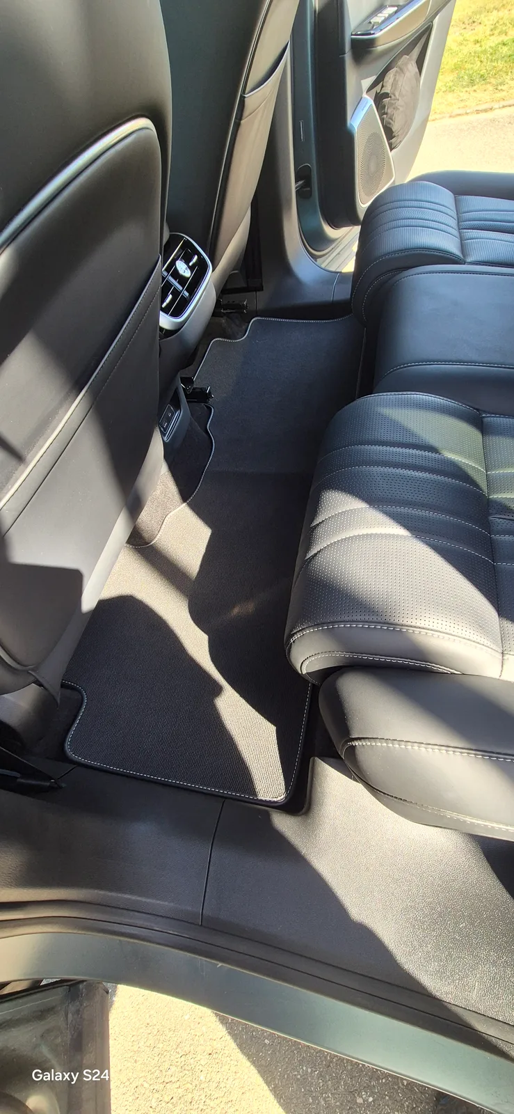 Plancher arrière et banquette en cuir d’un XPeng G9 après nettoyage des tapis