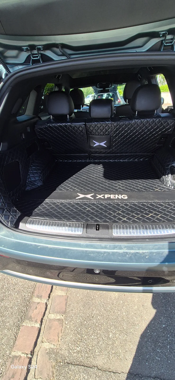 XPeng G9 · seuil de porte et tapis
